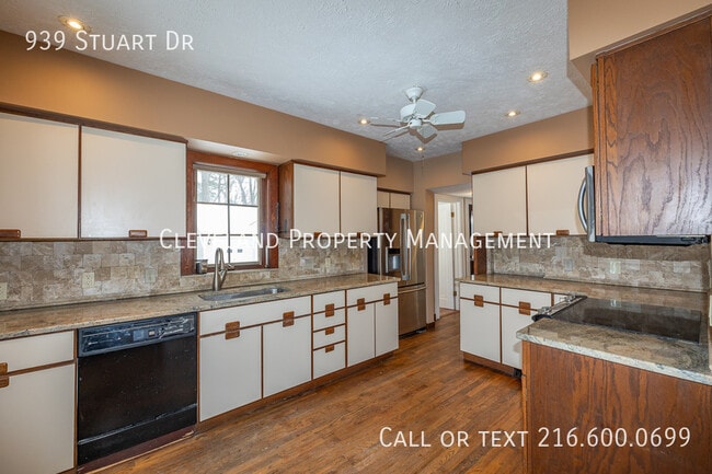 Building Photo - 939 Stuart Dr