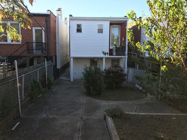 Building Photo - Large Renovated Home on the Hill with Garage!!