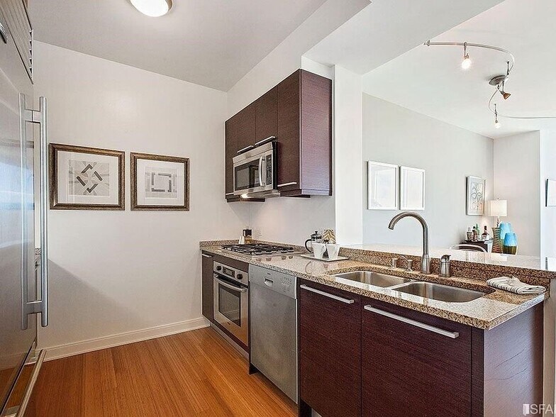 Building Photo - 425 1st St