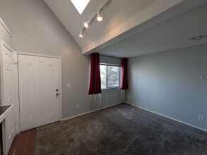 Building Photo - 1 bed, 1 bath Natural Light w/Skylight!