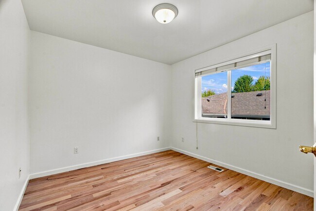 Building Photo - 22 10th Pl S