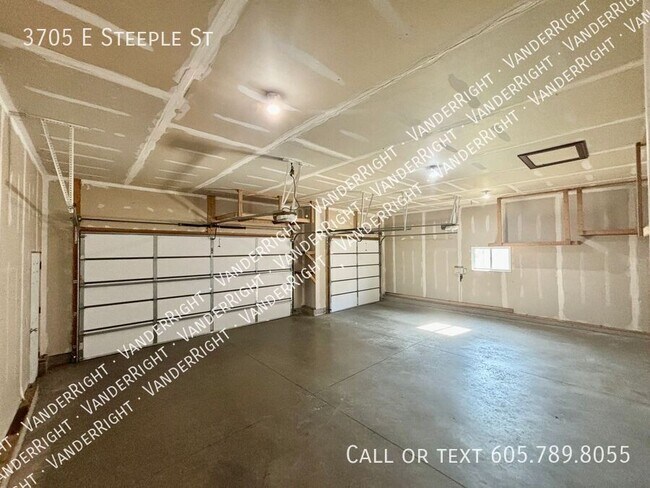 Building Photo - 3705 E Steeple St