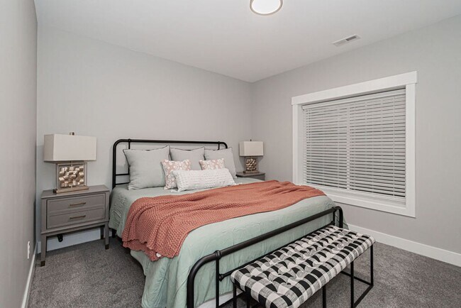 Building Photo - Fully Furnished Townhome – Utilities & WiFi Included!