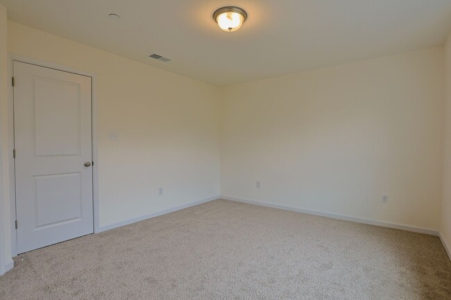 Building Photo - Luxury Townhomes!