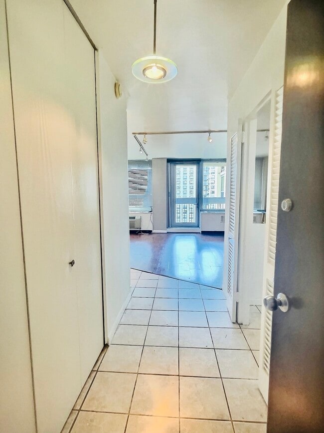 Building Photo - 1255 N Sandburg Terrace