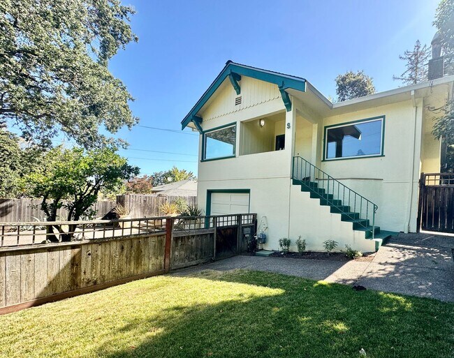 Building Photo - Charming 2-3bd Bungalow w/Pool in San Rafael