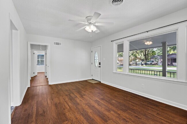 Building Photo - 3 bed 1 bath ranch with large storage/workshop building