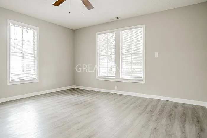 Building Photo - 525 W Buena Vista Ave