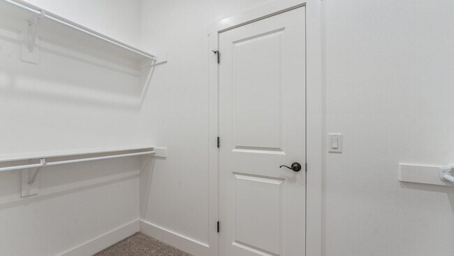 Building Photo - Modern 3BR Near Creekside Park
