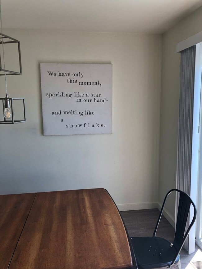 Building Photo - 4 Bedroom Townhome in Hawks Ridge