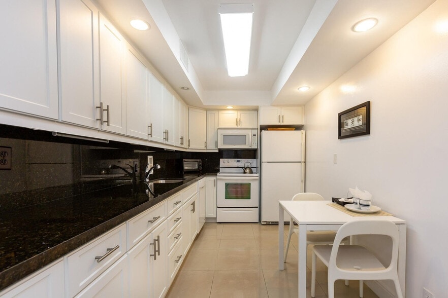 Building Photo - 3901 S Ocean Dr