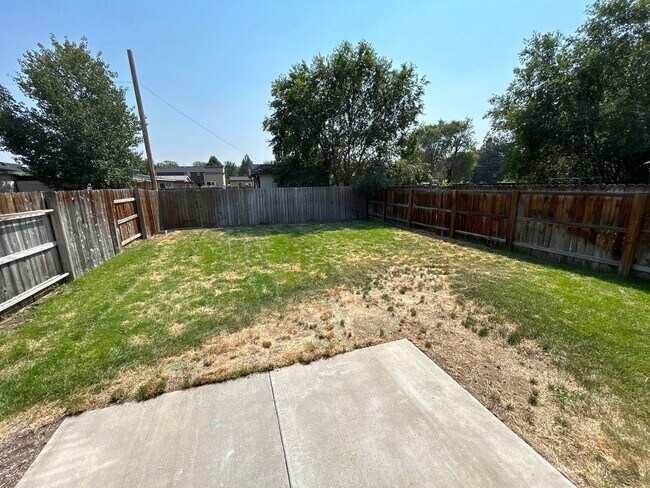 Building Photo - 2236 SW Reindeer Ave