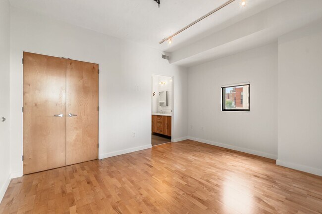 Building Photo - Enjoy all that Logan Circle and Mount Vernon Square have to offer in this modern and bright 2 bed...