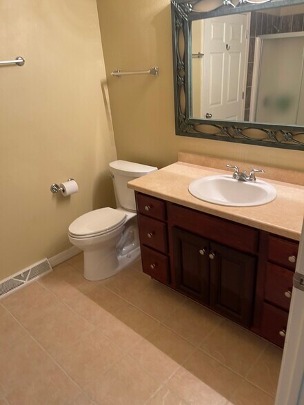 Building Photo - 2845 Holiday Dr