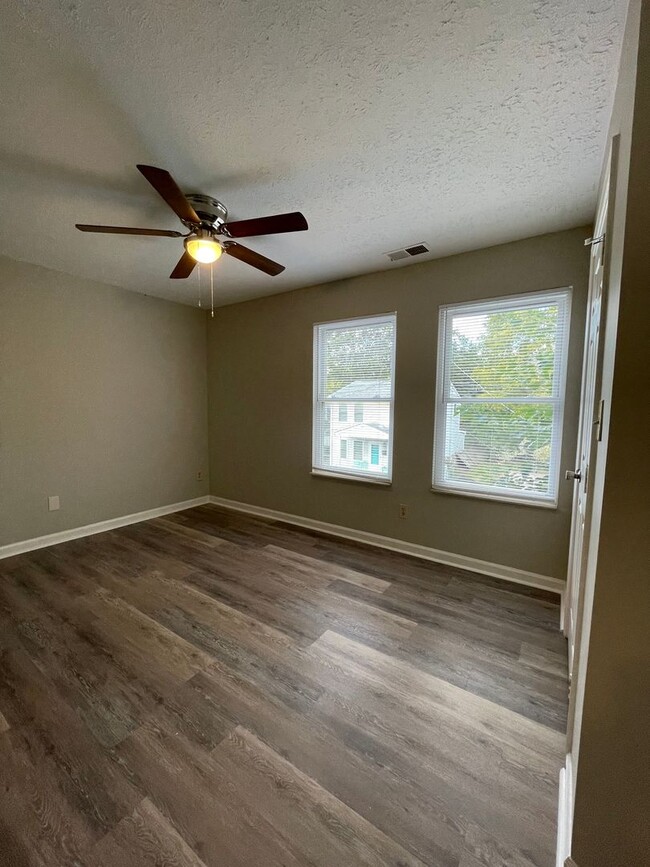 Building Photo - Newly Renovated 2 story 3 Bedroom and 1 ba...