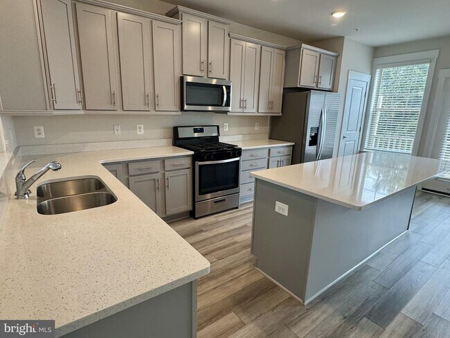 Building Photo - 201 Pomegranate Ln