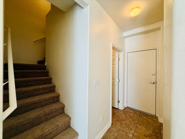 Building Photo - Great Spacious 3 bedroom Townhome Availabl...