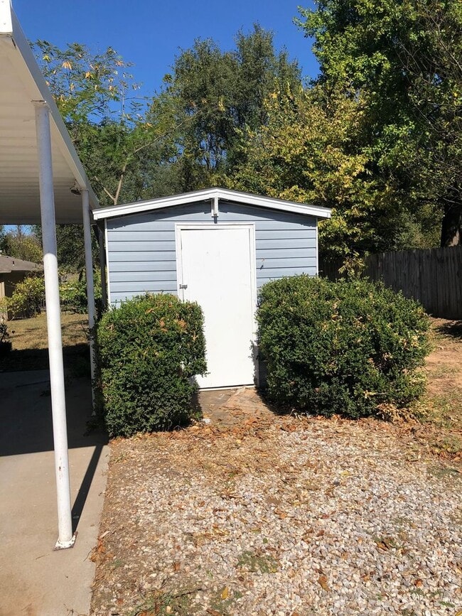 Building Photo - Newly remodeled 2 bedroom duplex in SW Spr...