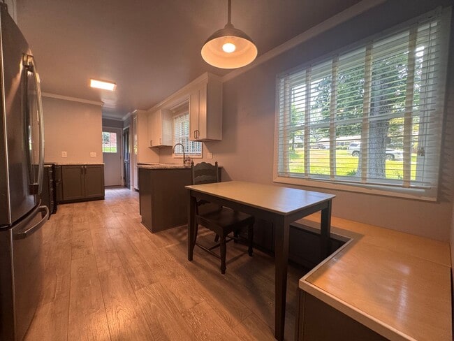 Building Photo - 4 Bedroom Jamestown Beauty!