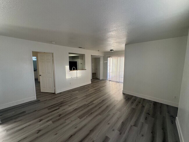 Building Photo - Bright spacious condo near Sunrise Mountain