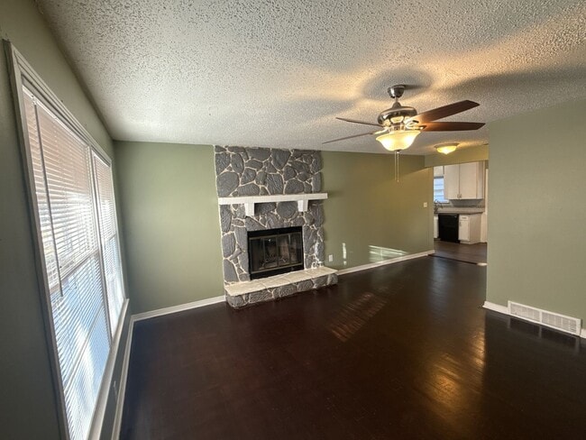 Building Photo - 2 bedroom 2 bathroom house 76116