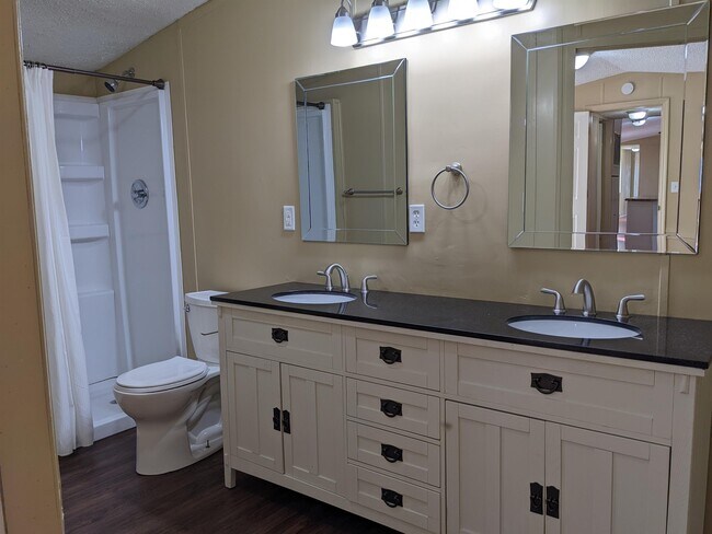 Building Photo - 903 Scott Dr