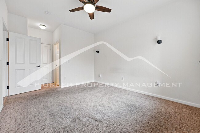 Building Photo - Spacious Condo with Central AC and Washer/...
