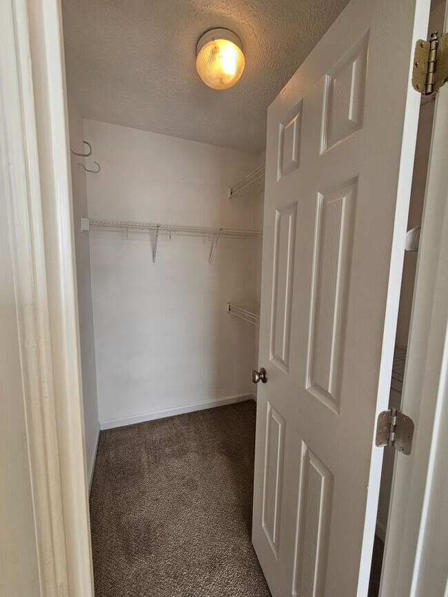 Building Photo - NEW LISTING!!!!!