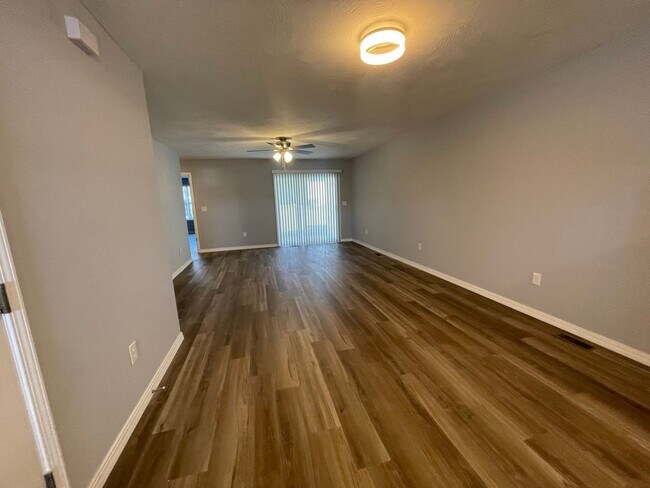 Building Photo - Never Occupied - Brand New 2 bedroom 2 bath Duplex in Kimberling City, MO - Ask us about Move In ...