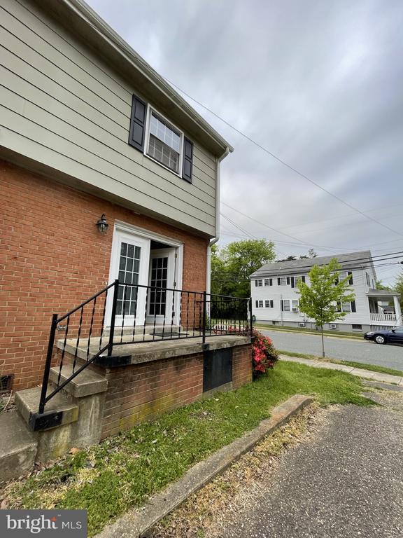 Building Photo - 547 Willis St