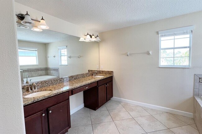 Building Photo - 1604 Thetford Cir