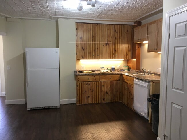Building Photo - 1ST FLOOR!  3-bedroom unit located on a quiet dead-end street!