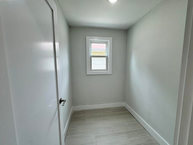 Building Photo - 253 Webster Ave