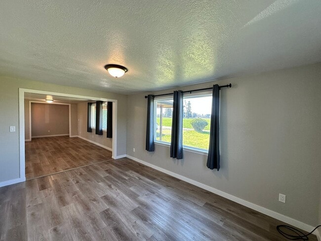 Building Photo - $500 OFF Move in Costs!!