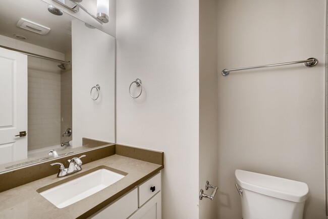 Building Photo - Queen Anne Townhome ~ McGraw Square