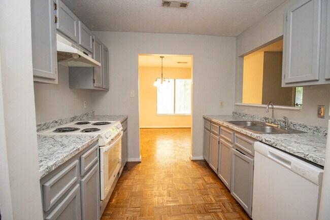 Building Photo - Spacious 2BR 2BA townhome in Village Creek!