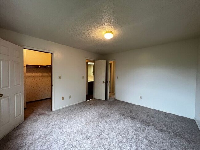 Building Photo - $1,435 | 2 Bedroom + Bonus Room, 1.5 Bathroom Town Home | No Pets | Sublease* | Available for Aug...