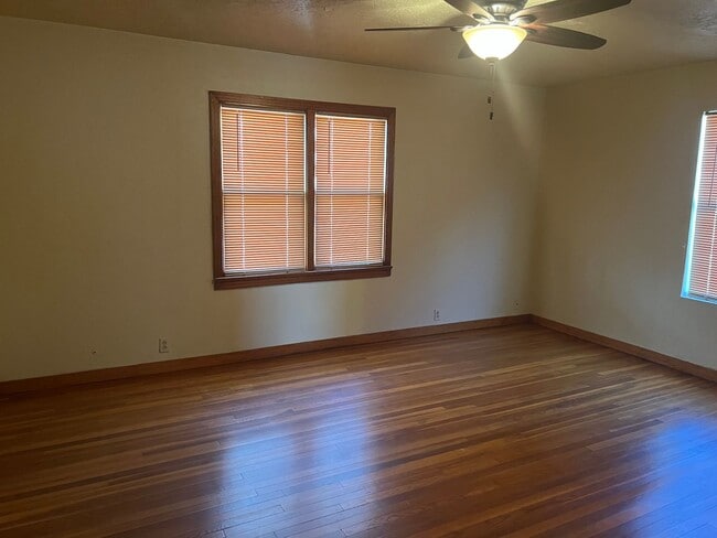 Building Photo - Country Living Home