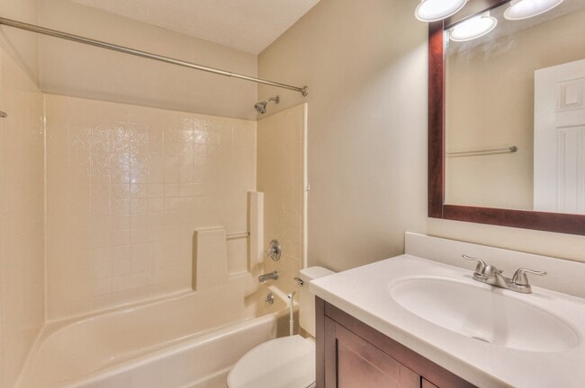 Building Photo - 1617 Roundhill Dr