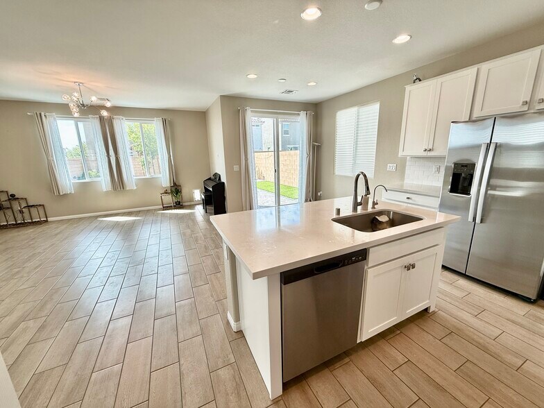 Building Photo - 3953 Painted Lady Ave