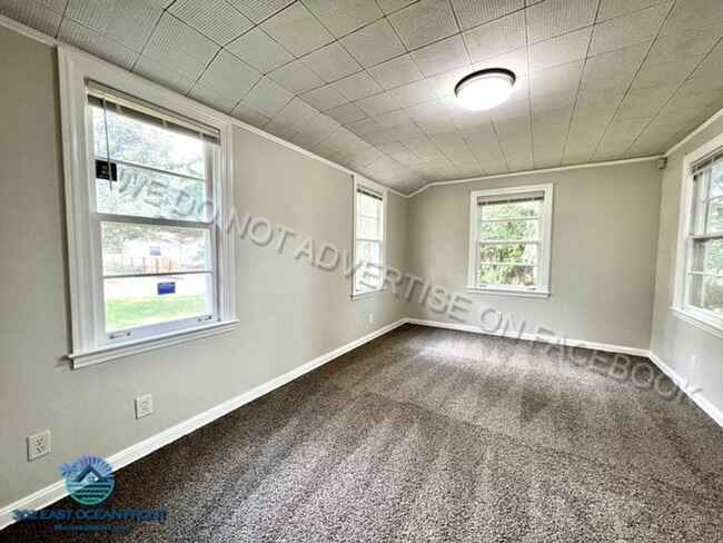 Building Photo - Huge 4 bedroom / 2 bathroom updated home n...
