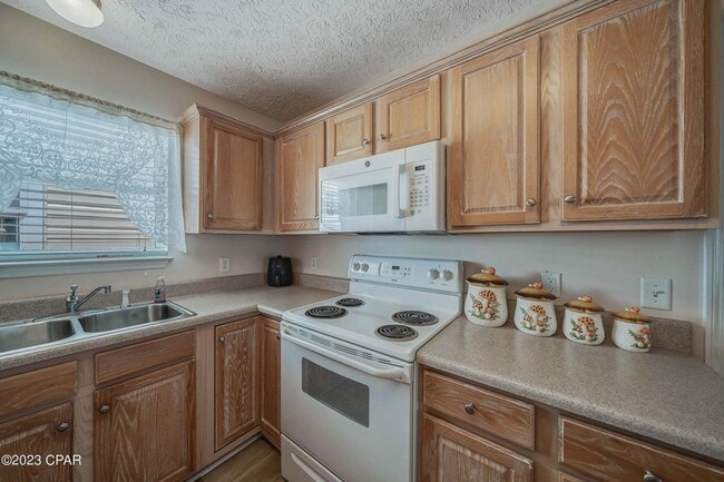 Building Photo - Coming Soon ______Available on November 20th. Furnished 2 bedroom home in Palm Cove Community