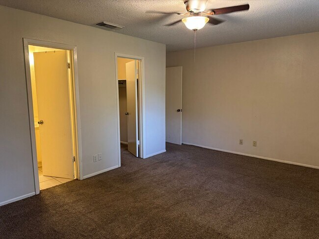 Building Photo - 8251 Sunshine Trail Dr