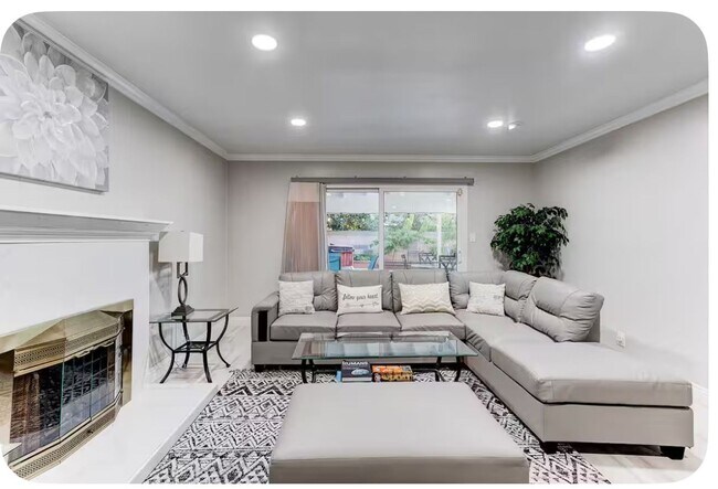 Building Photo - Furnished Home in HB