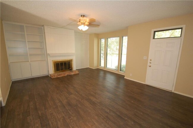 Building Photo - Spacious 3-Bedroom Townhouse with Great Am...