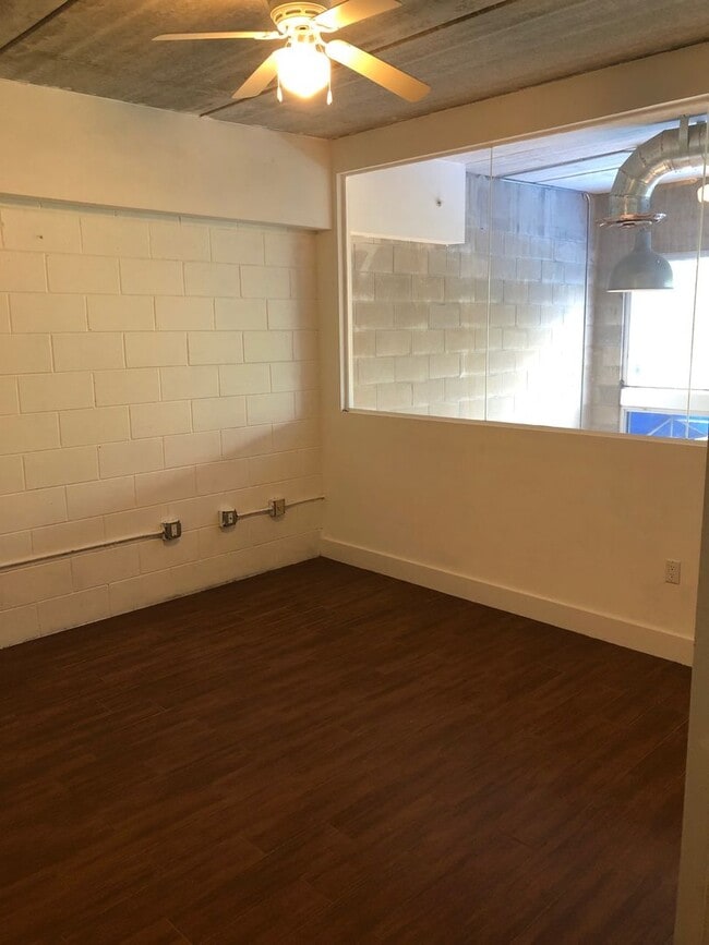 Building Photo - Loft Style Spacious And Close To Shands An...