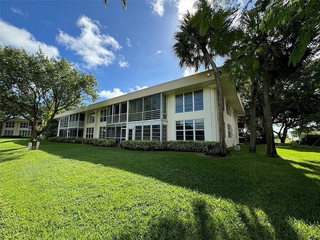 Building Photo - 2601 S Palm Aire Dr