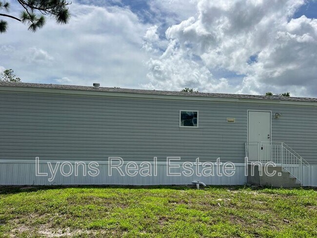 Building Photo - 8086 Heck Dr