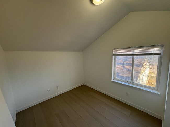 Building Photo - 205/207 Broadwater Ave