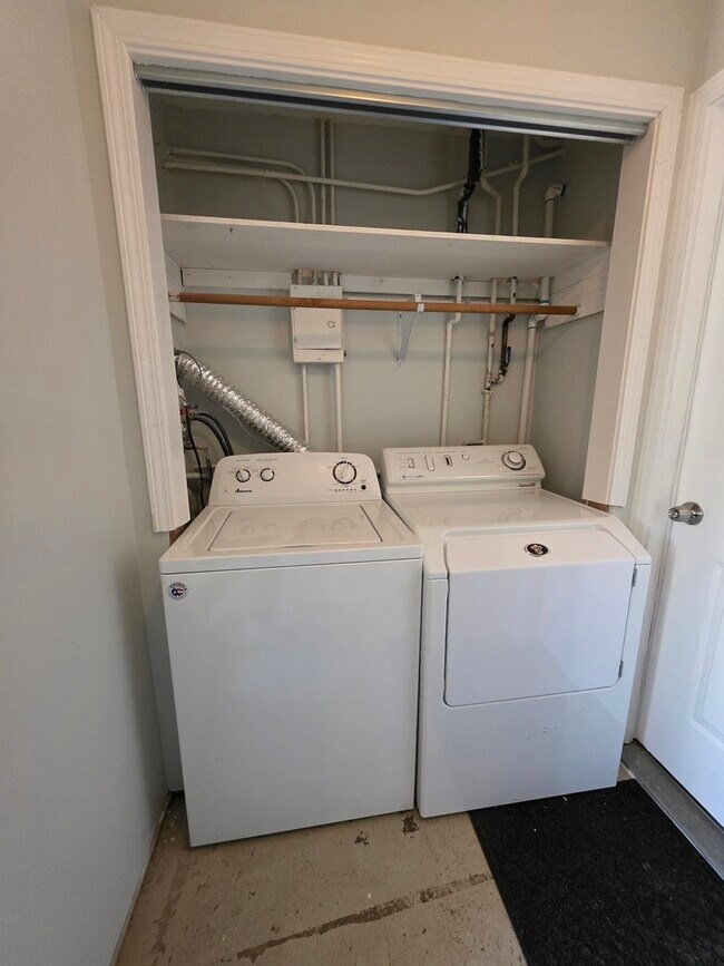 Building Photo - 36752 N Wildwood Dr